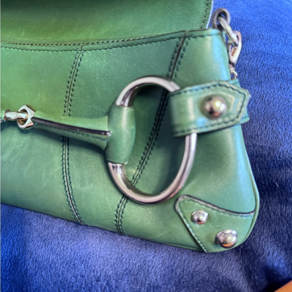 Gucci Green Leather Clutch with Metal Clasps - Picture 3 of 6